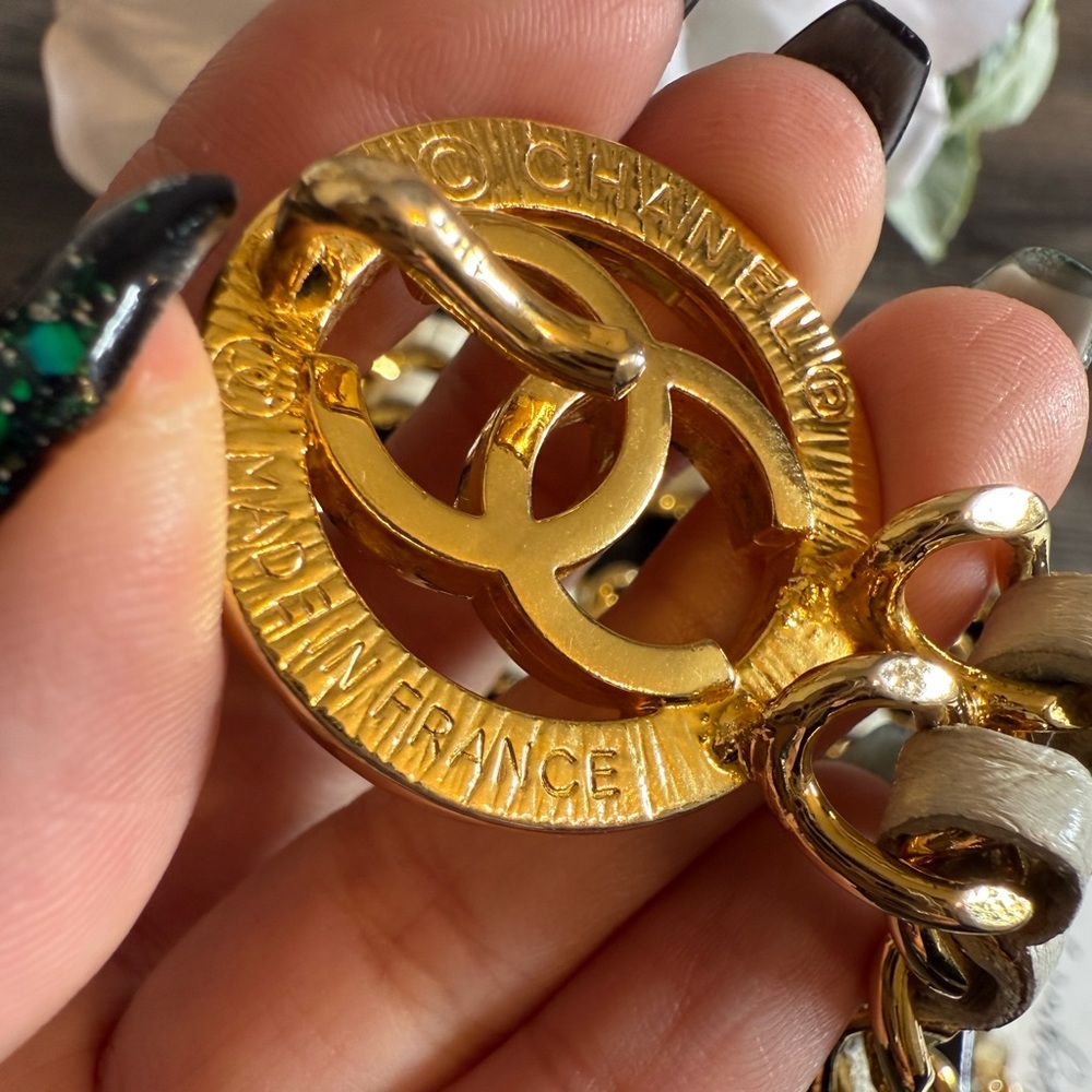 CHANEL Vintage White Leather Gold Chain Link CC Logo Necklace/Belt - Picture 6 of 13